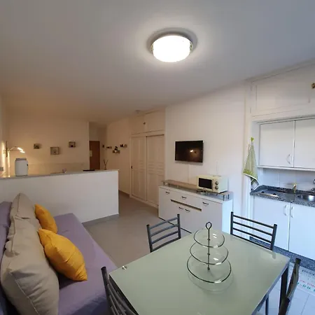 דירה Modern Studio With Balcony *